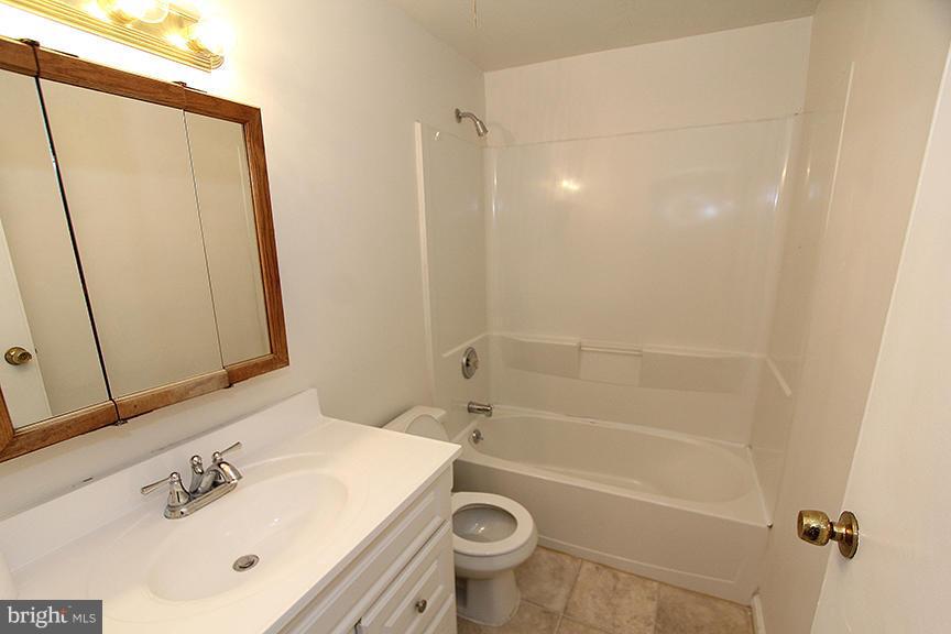 7916 Wynbrook Road Baltimore, MD 21224 - Photo 5 of 18 Bath