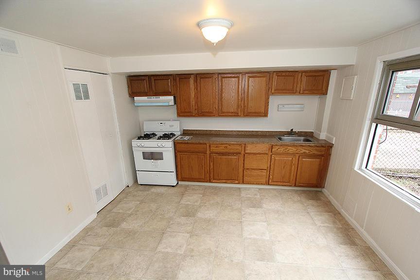 7916 Wynbrook Road Baltimore, MD 21224 - Photo 6 of 18 Kitchen