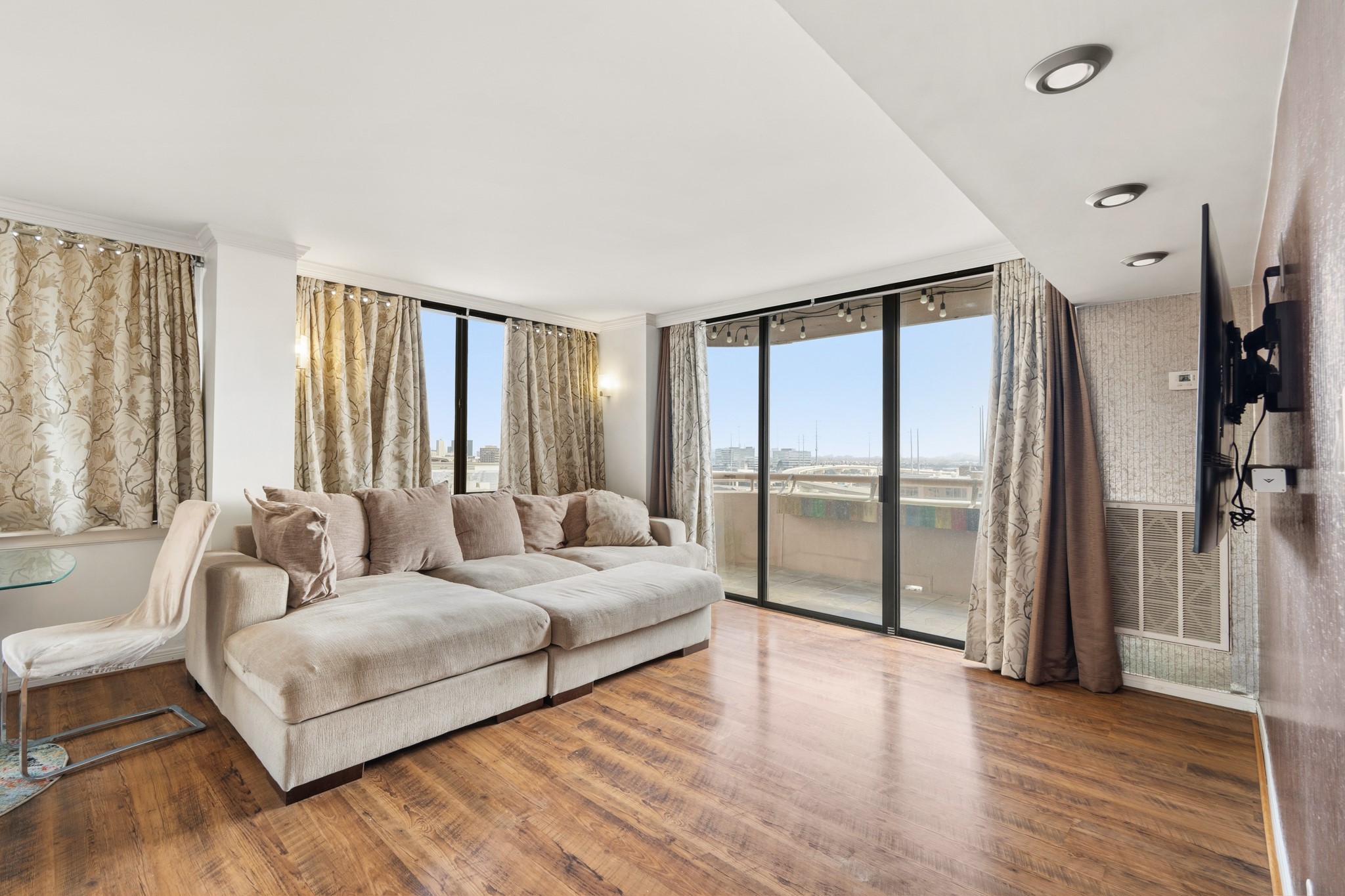 3525 Sage Road, Unit 1204 Houston, TX 77056 - Photo 5 of 25 Living room featuring wood-style flooring and sliding glass doors to the exterior.