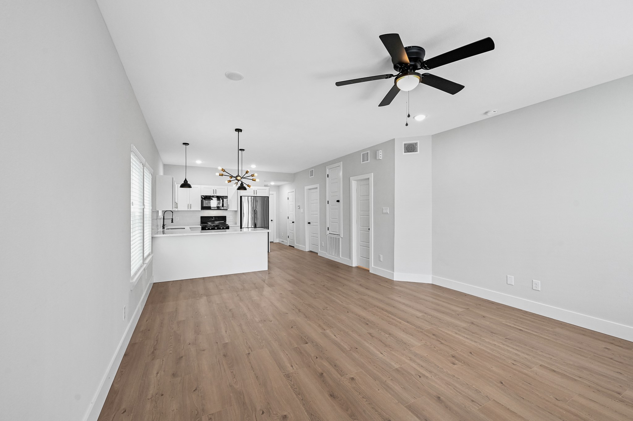 3312 Bacchus Street, Unit A Houston, TX 77022 - Photo 7 of 23 Spacious open living and dining space.