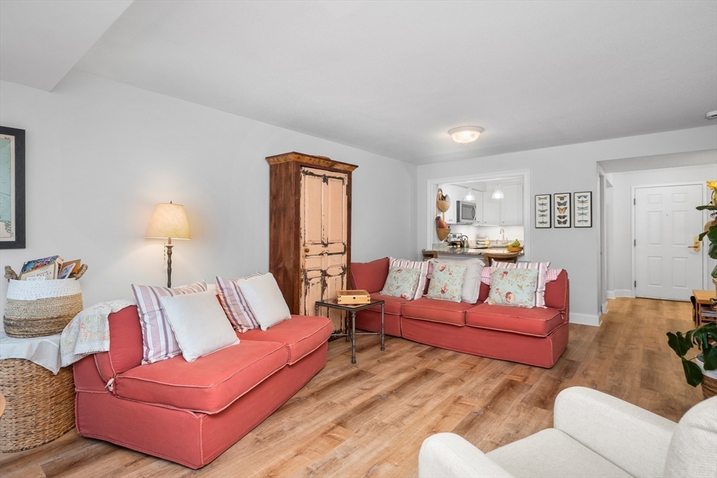 9 Park Hull Ma, Unit 505 Hull, MA 02045 - Photo 11 of 25 a living room with furniture and a lamp