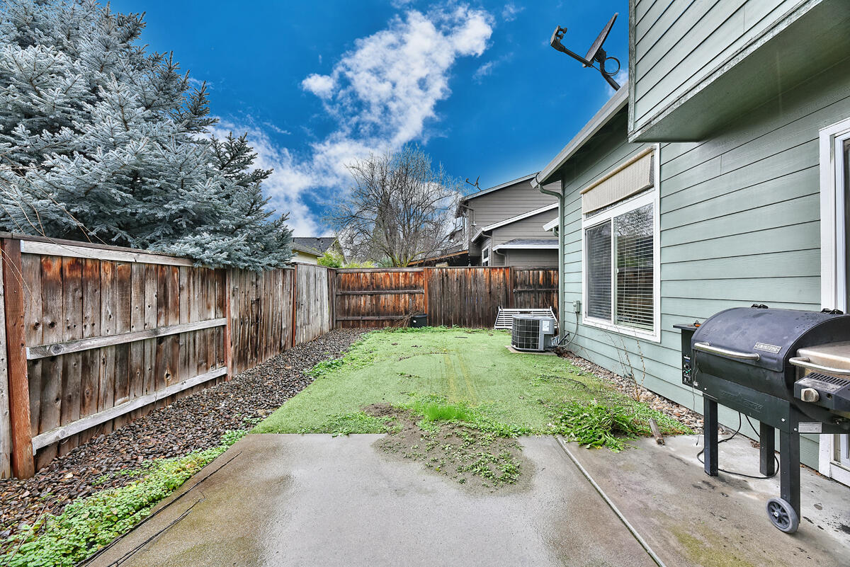 328 Live Oak Loop Central Point, OR 97502 - Photo 10 of 18 a backyard of a house with table and chairs