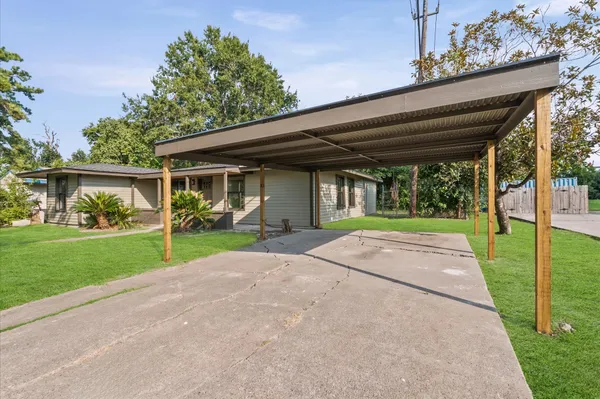 a view of outdoor space yard and porch