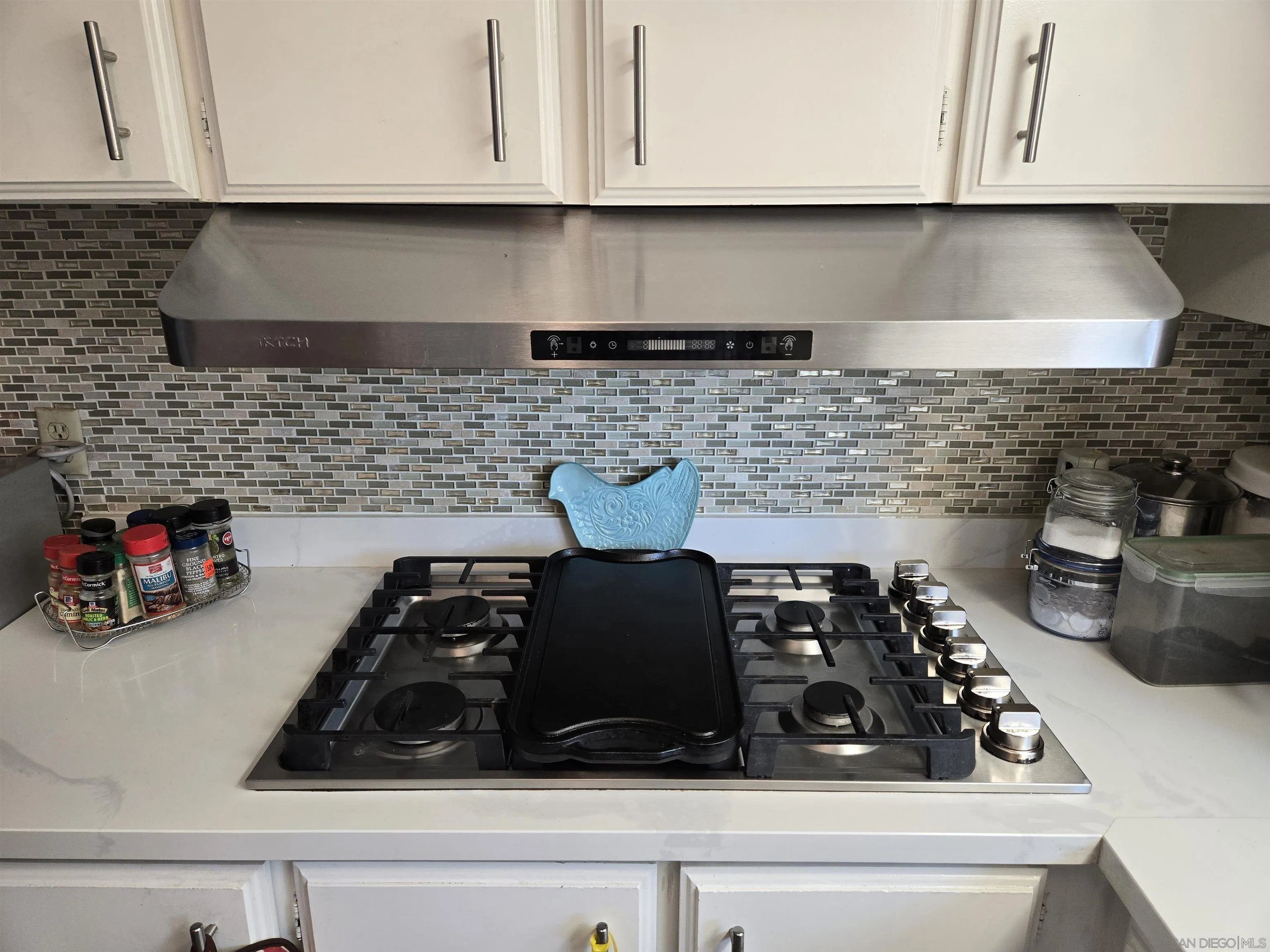 1815 Sweetwater Road, Unit SPC 120 Spring Valley, CA 91977 - Photo 18 of 49 a kitchen with a stove and cabinets