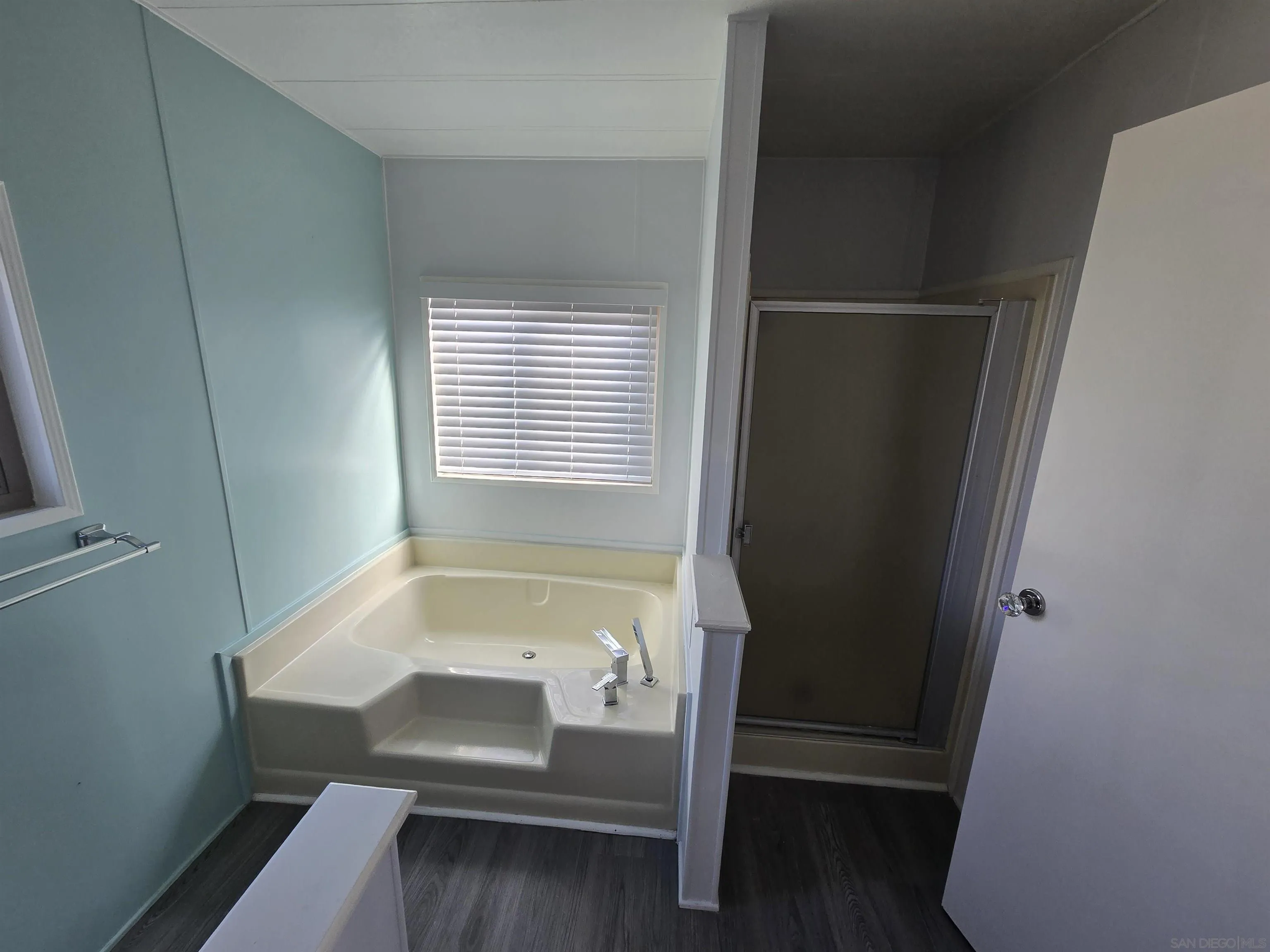 1815 Sweetwater Road, Unit SPC 120 Spring Valley, CA 91977 - Photo 36 of 49 a bathroom with a tub and a window