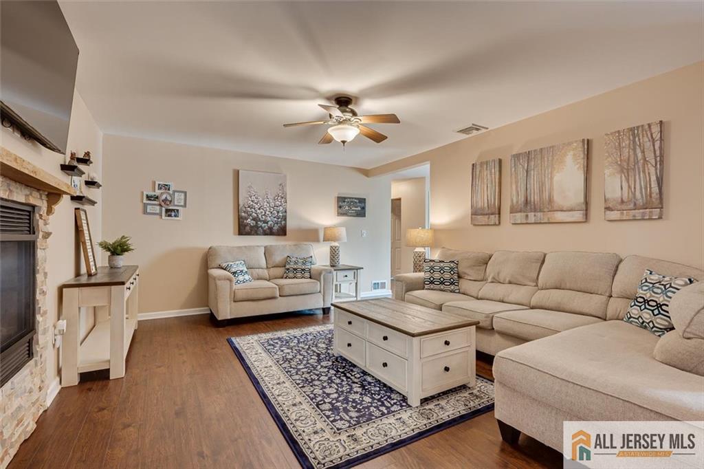 39 Kendall Road Kendall Park, NJ 08824 - Photo 16 of 41