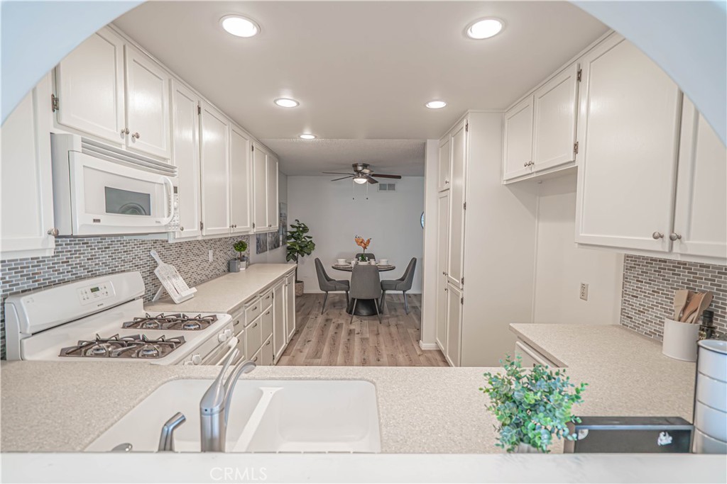 26478 Fairway Circle Newhall, CA 91321 - Photo 10 of 60 looking into kitchen from sunroom