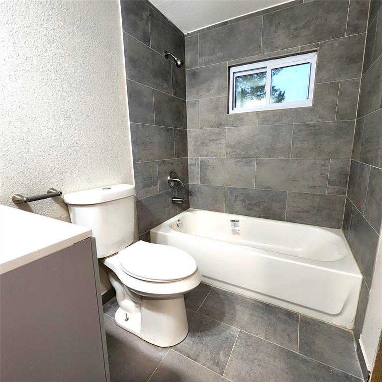 142 Andrea Street, Unit B Pottsboro, TX 75076 - Photo 18 of 22 a bathroom with a toilet and a bathtub