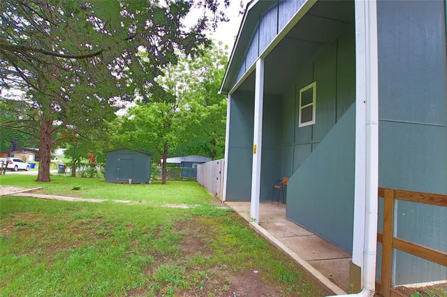 a view of a back yard of the house