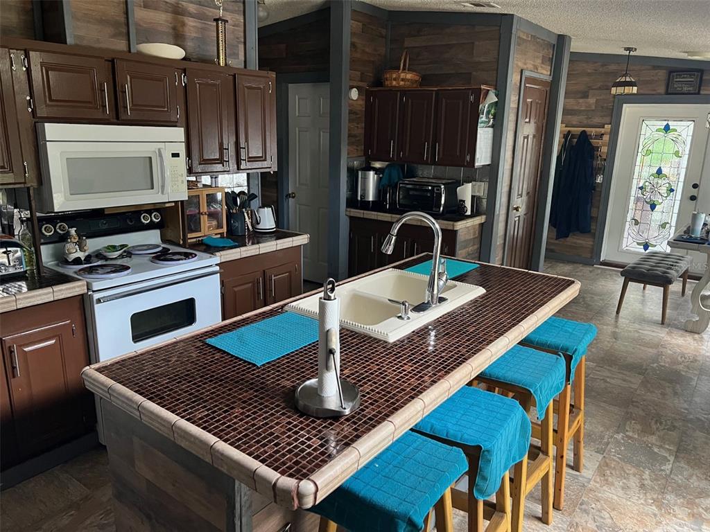 11708 Bullfrog Creek Road Gibsonton, FL 33534 - Photo 13 of 61 Kitchen Island