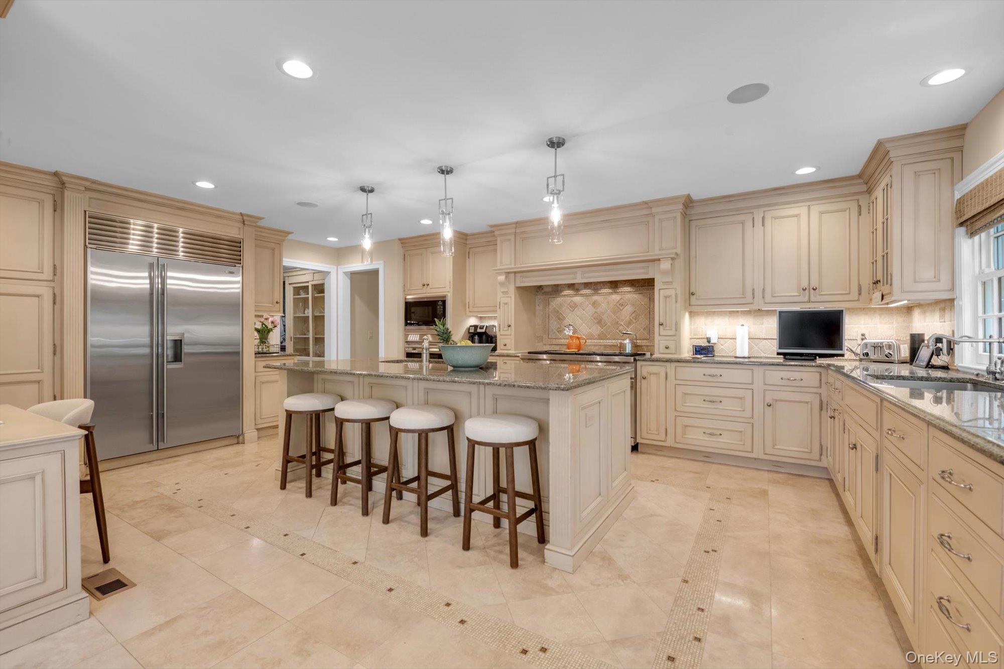 74 Litchfield Road Port Washington, NY 11050 - Photo 12 of 48