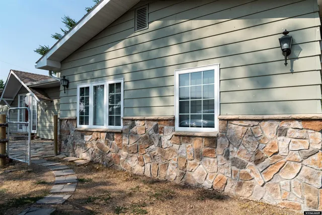 $777,777 | 2021 Hillcrest Drive, Lander, WY 82520