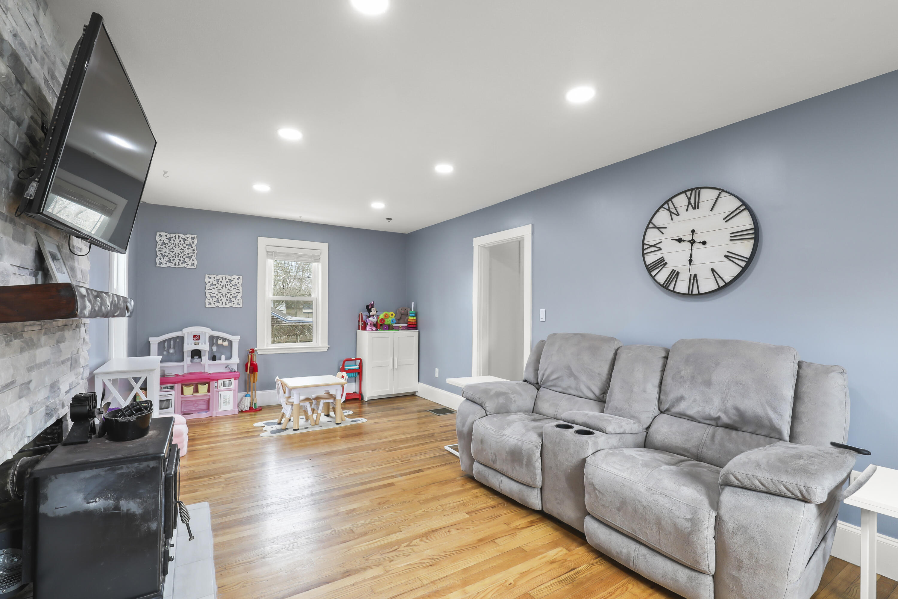 7 Puritan Road Buzzards Bay, MA 02532 - Photo 12 of 31 img_3313