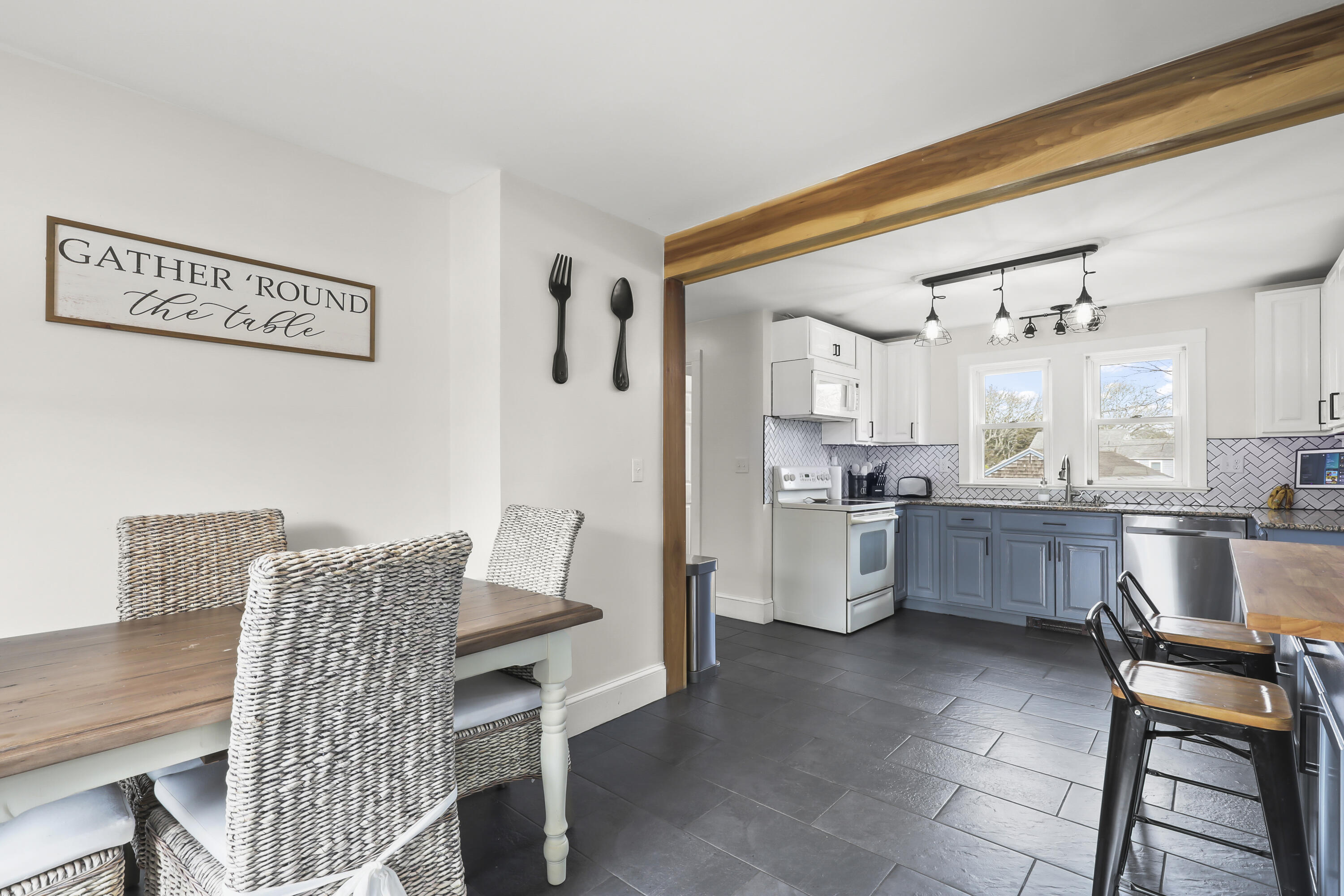 7 Puritan Road Buzzards Bay, MA 02532 - Photo 4 of 31 img_3278