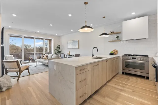 $875,000 | 2405 West Sunnyside Avenue, Unit 2S, Chicago, IL 60625