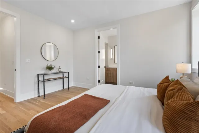 $875,000 | 2405 West Sunnyside Avenue, Unit 2S, Chicago, IL 60625
