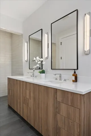 $875,000 | 2405 West Sunnyside Avenue, Unit 2S, Chicago, IL 60625