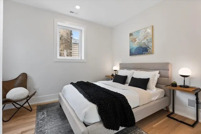 $875,000 | 2405 West Sunnyside Avenue, Unit 2S, Chicago, IL 60625