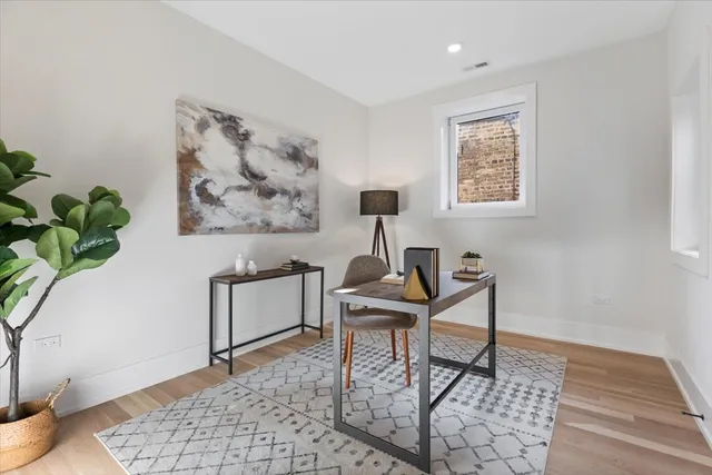 $875,000 | 2405 West Sunnyside Avenue, Unit 2S, Chicago, IL 60625
