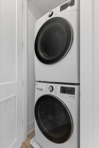 $875,000 | 2405 West Sunnyside Avenue, Unit 2S, Chicago, IL 60625