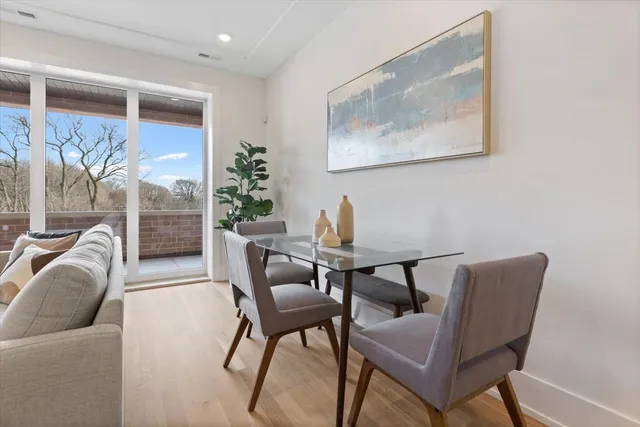 $875,000 | 2405 West Sunnyside Avenue, Unit 2S, Chicago, IL 60625