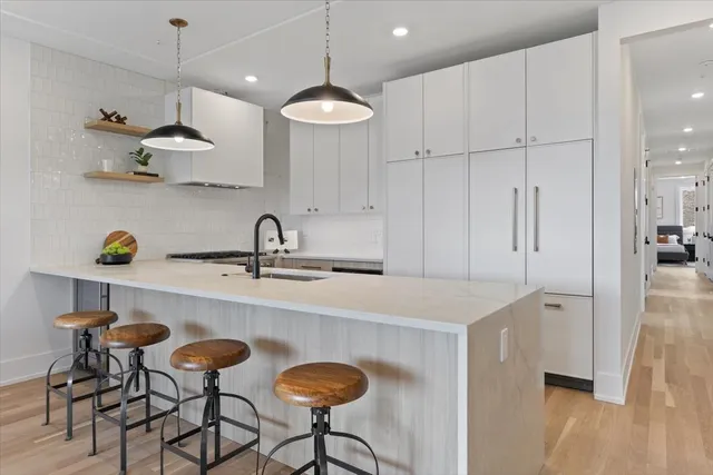 $875,000 | 2405 West Sunnyside Avenue, Unit 2S, Chicago, IL 60625