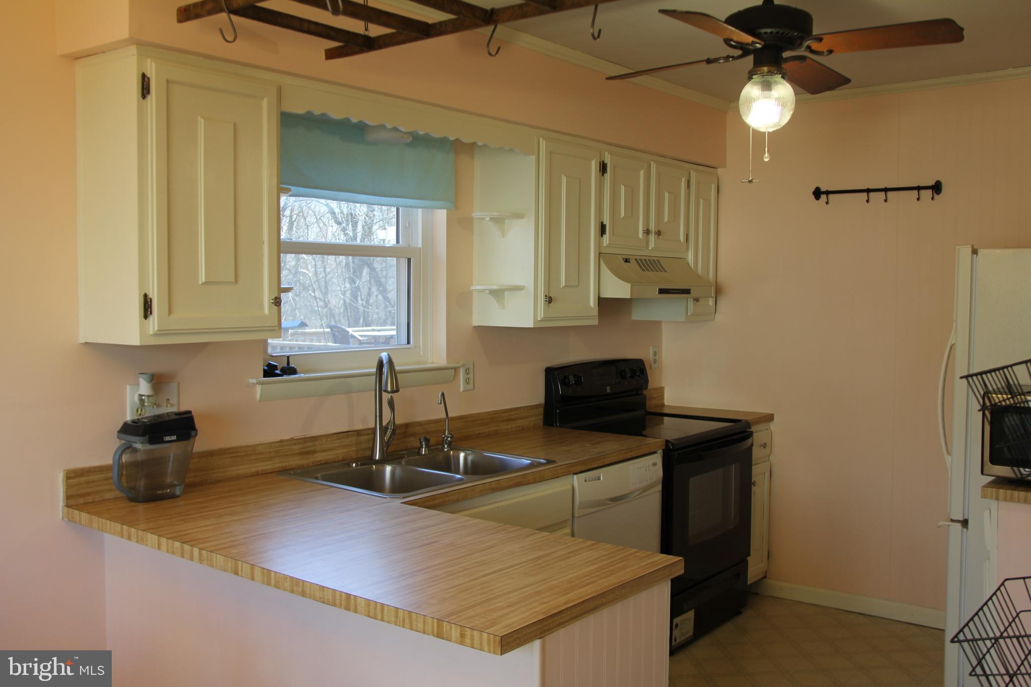 1074 Williamsburg Road Lancaster, PA 17603 - Photo 14 of 36 Eat In Kitchen