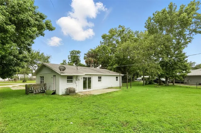 a view of a house with a backyard