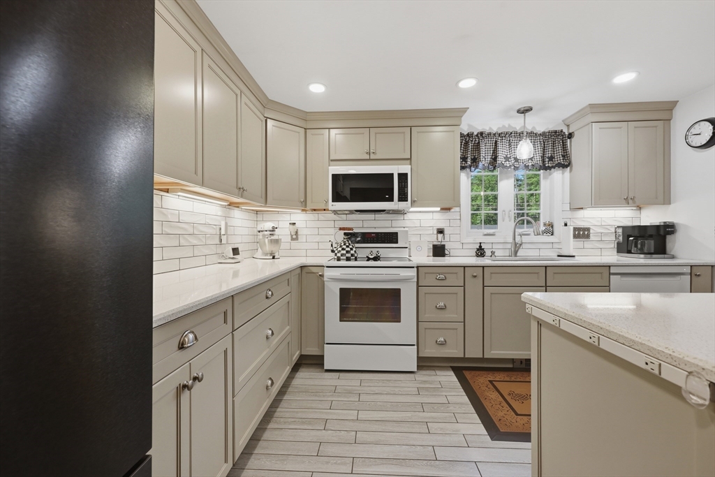 105 Main Street Townsend, MA 01469 - Photo 11 of 34