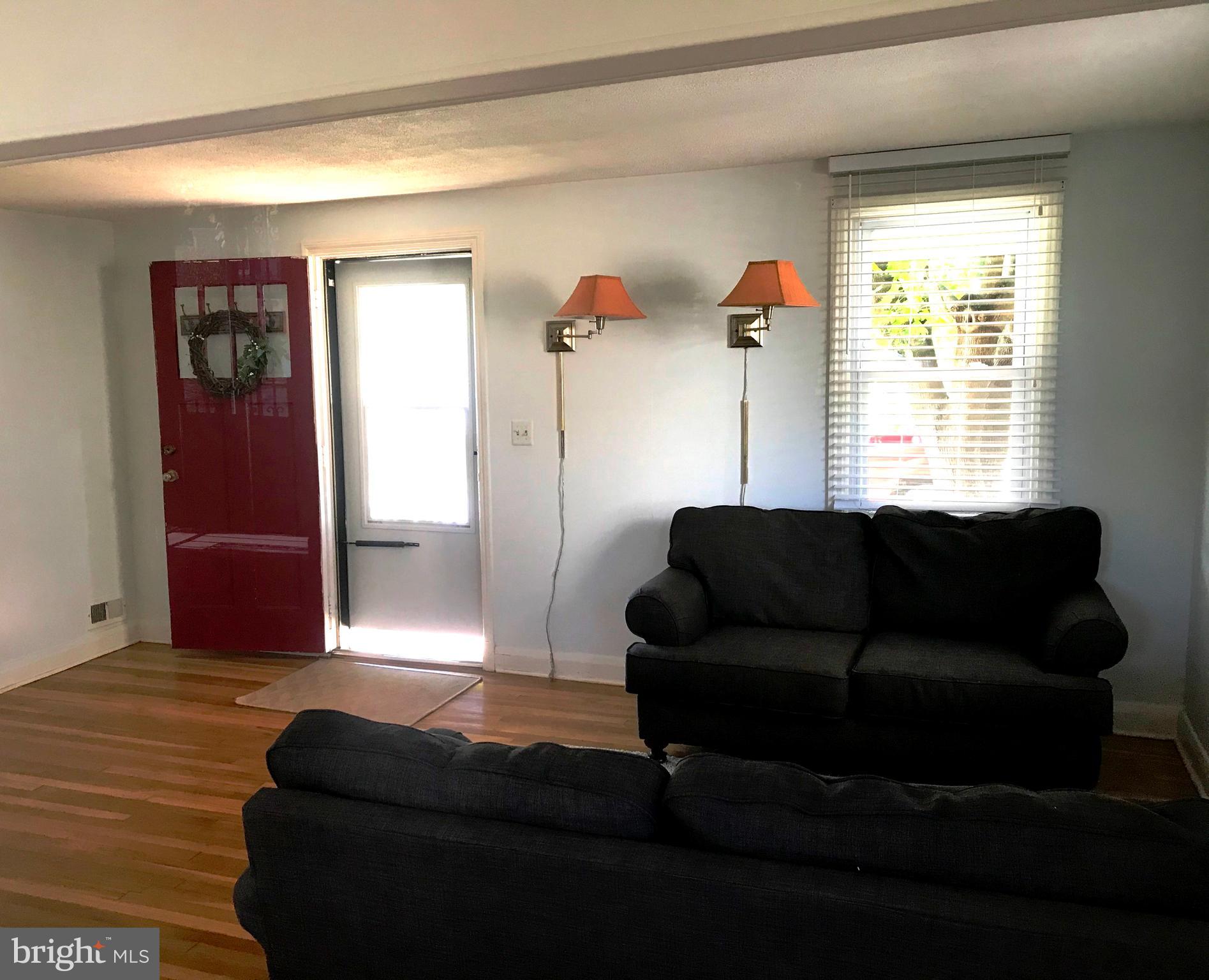 4212 Thorncliff Road Baltimore, MD 21236 - Photo 5 of 20 Nice size living room with wood floors