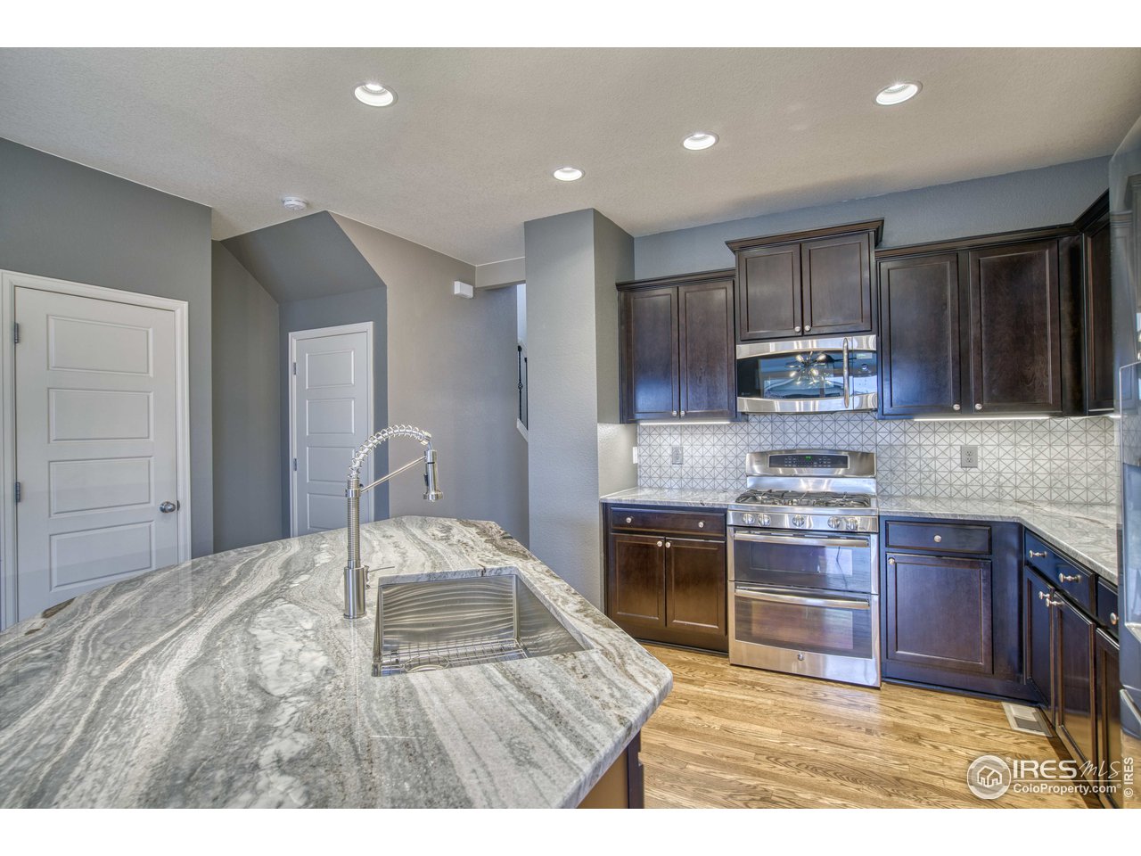 8552 Raspberry Drive Frederick, CO 80504 - Photo 7 of 40 a kitchen with a stove a sink and a refrigerator