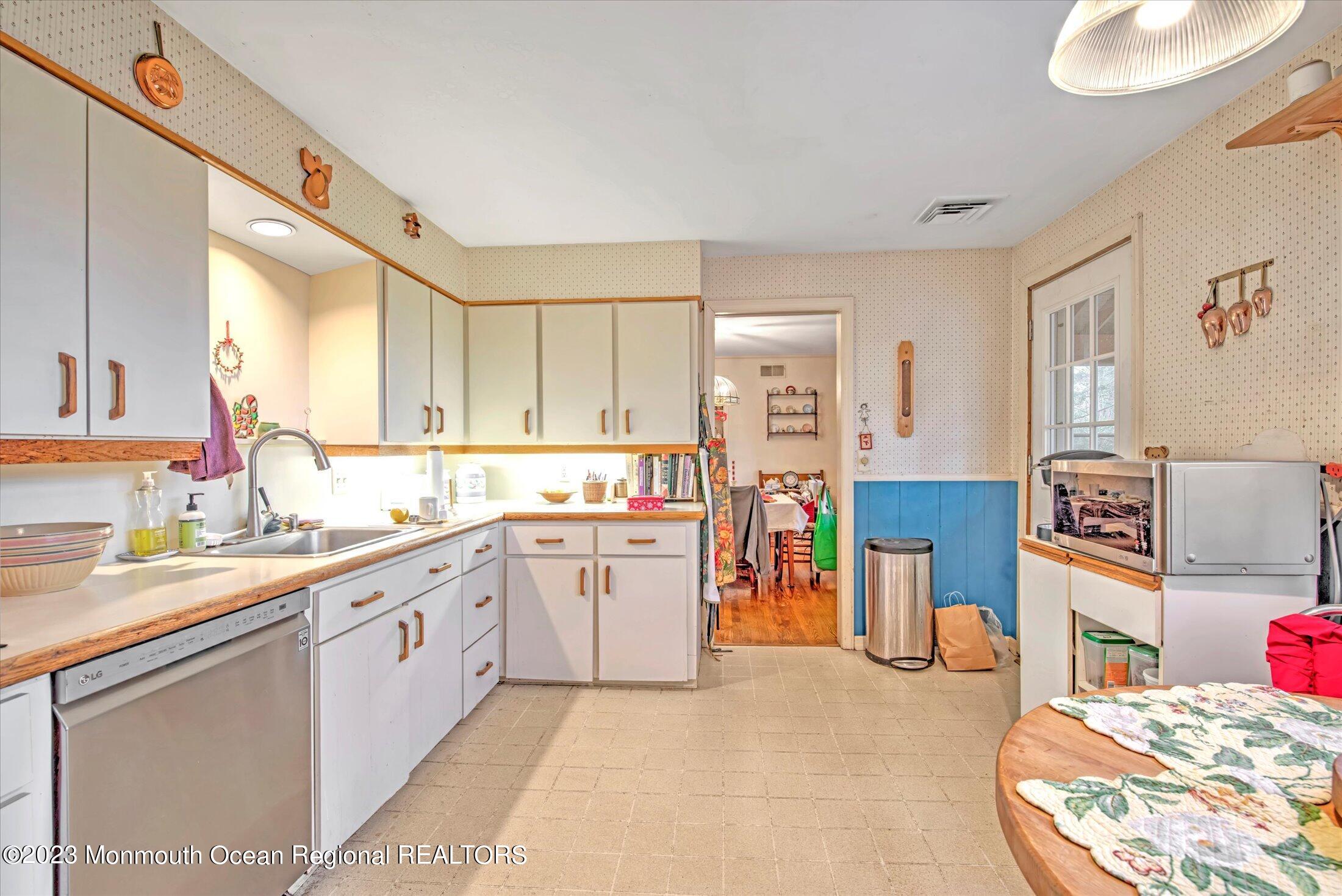 712 Schoolhouse Road Brielle, NJ 08730 - Photo 23 of 39 20-KITCHEN