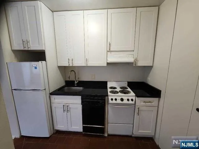 $1,650 | 840 River Road, Unit 104, Edgewater, NJ 07020