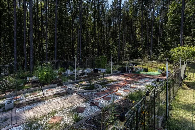 a view of a house with backyard