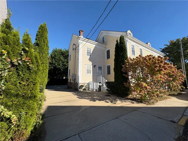 $2,600 | 22 Stockholm Street, Unit 1, Newport, RI 02840