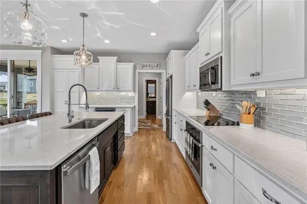 $825,000 | 4011 West 157th Terrace, Overland Park, KS 66224