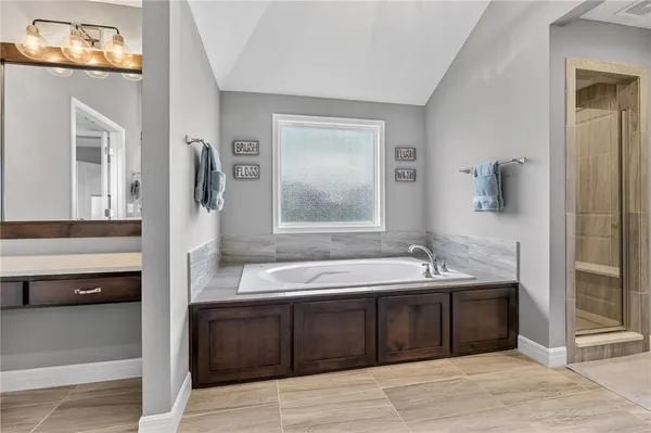 $825,000 | 4011 West 157th Terrace, Overland Park, KS 66224