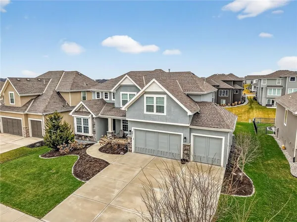 $825,000 | 4011 West 157th Terrace, Overland Park, KS 66224