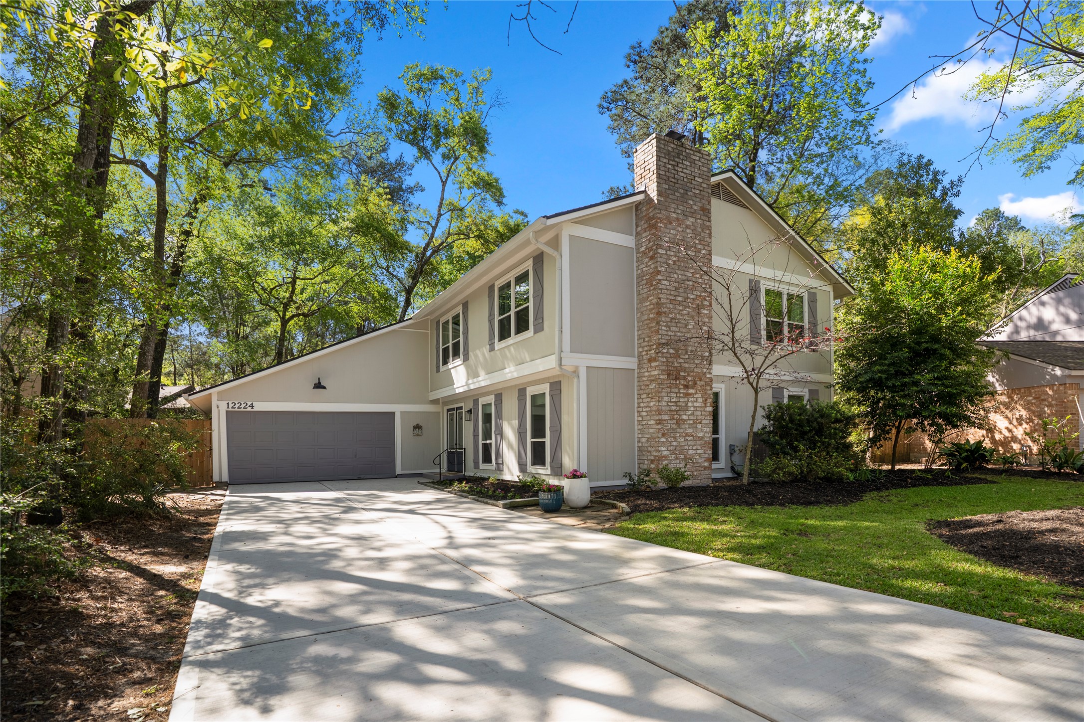 A long private drive and shaded surroundings create a peaceful arrival experience, offering both privacy and presence.