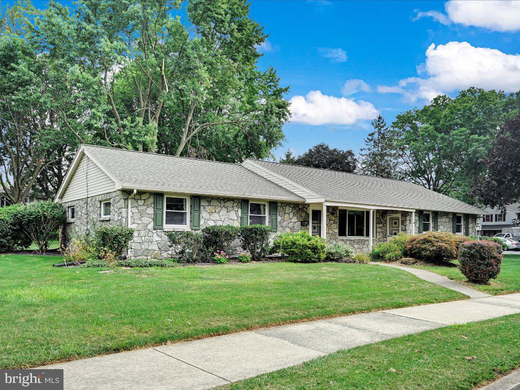 531 Bluebird Road Lititz, PA 17543 - Photo 2 of 27