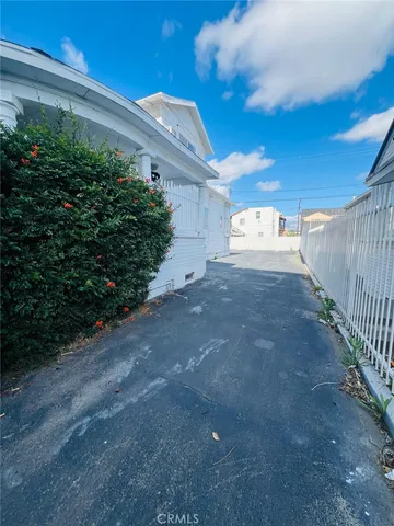 a view of a backyard