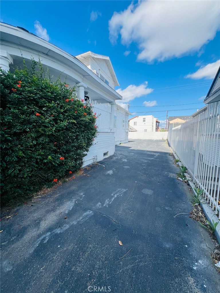 1527 North Broadway, Unit 2 Santa Ana, CA 92701 - Photo 19 of 21 a view of a backyard
