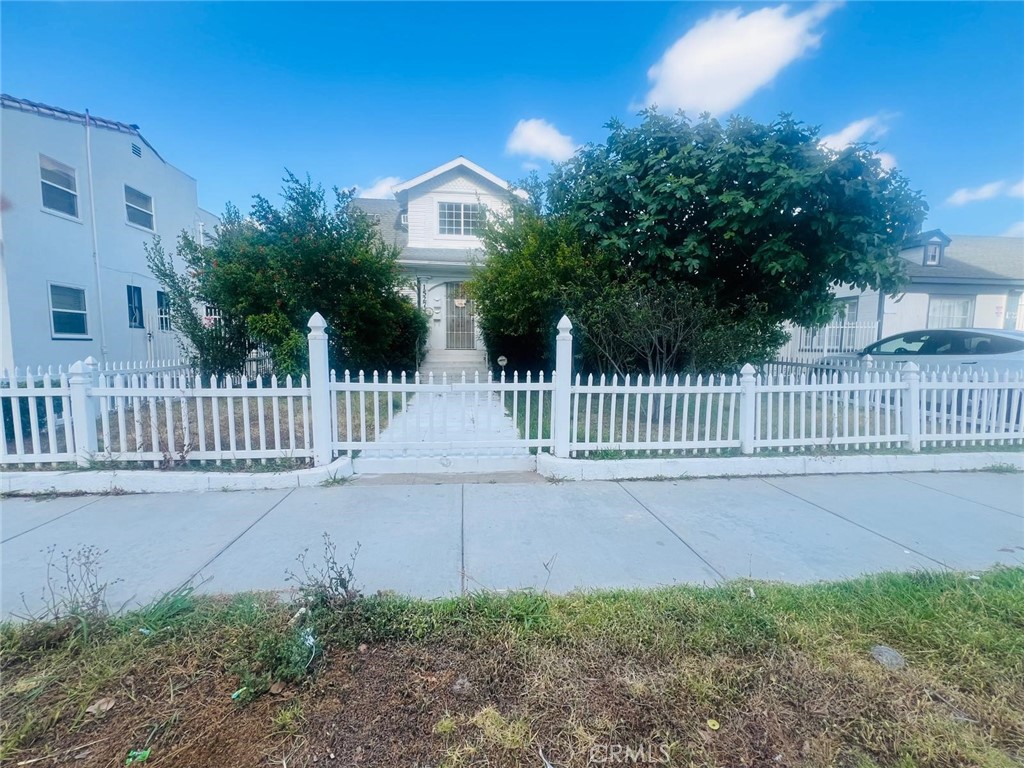 1527 North Broadway, Unit 2 Santa Ana, CA 92701 - Photo 3 of 21 a view of a garden with a small yard