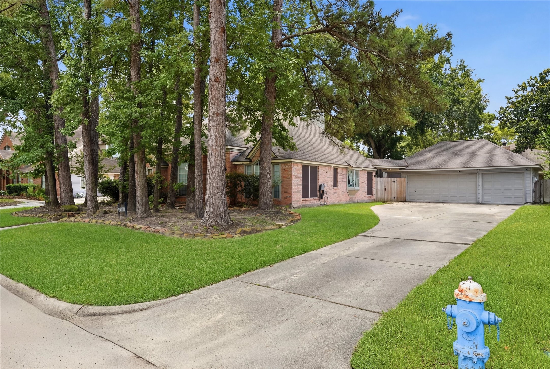 18811 Racquet Sports Way Humble, TX 77346 - Photo 6 of 28 Long driveway with a 3 car garage.