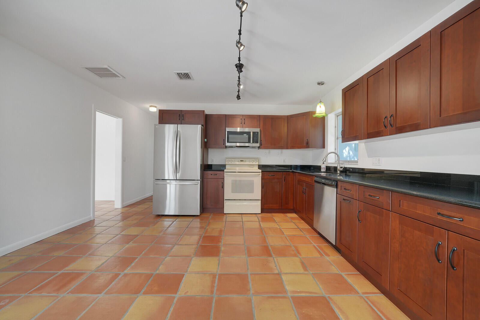 7 Southeast Paddock Circle Jupiter, FL 33469 - Photo 15 of 32 Spacious Kitchen