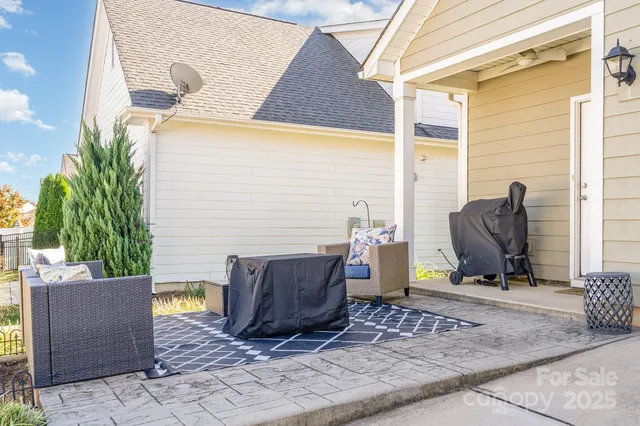 a view of a entrance gate of the house