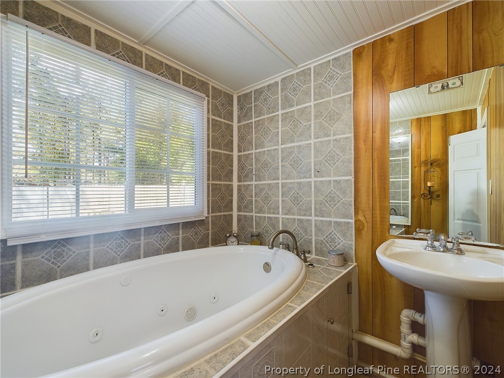 6948 Rockfish Road Raeford, NC 28376 - Photo 18 of 39 a bathroom with a bath tub and a sink