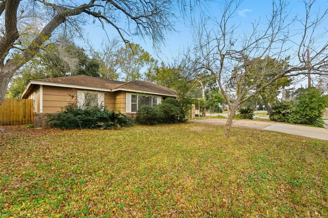 a house view with swimming pool