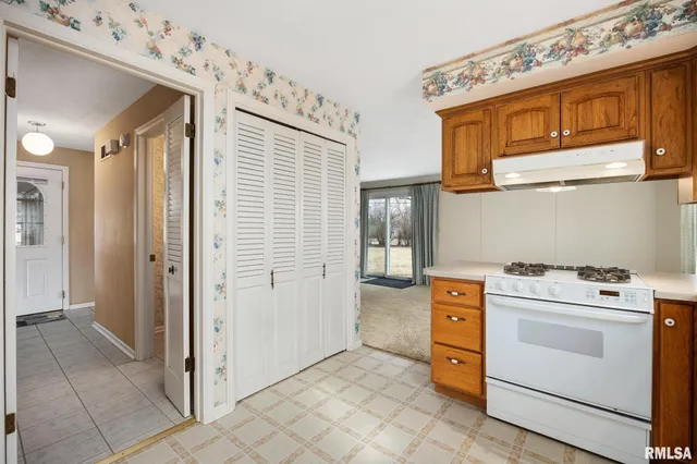 $235,900 | 5824 North Imperial Drive, Peoria, IL 61614