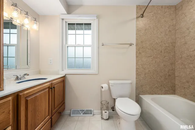 $235,900 | 5824 North Imperial Drive, Peoria, IL 61614